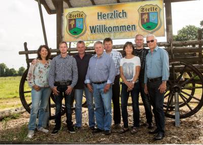 Stelle - v.l.: Ulla N�lker, Jens Weymann, Albert Borchers, Conrad Sch�tte, Paul Kunst, Margret Heuermann, Ingo Diephaus, Albert Rasche
